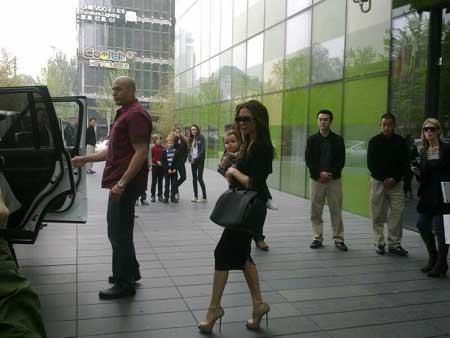 貝嫂抱愛女空降北京車展 參與豪車設(shè)計