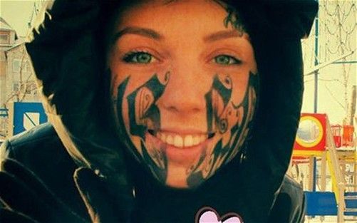 紋身師與女友一見鐘情 將名字紋上女友的臉