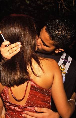 維也納地鐵內(nèi)禁接吻、大聲打電話 違者罰款50歐元