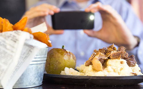 研究:不做食物拍客我們會(huì)吃的更開心