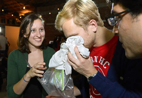 約會(huì)新方式：先聞T恤，再約會(huì)