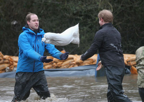 英國王子以身作則 投身抗洪救災(zāi)