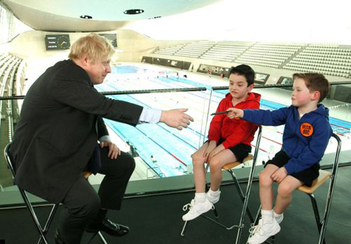 倫敦市長頭發(fā)凌亂 小朋友贈(zèng)梳子請(qǐng)他多梳頭