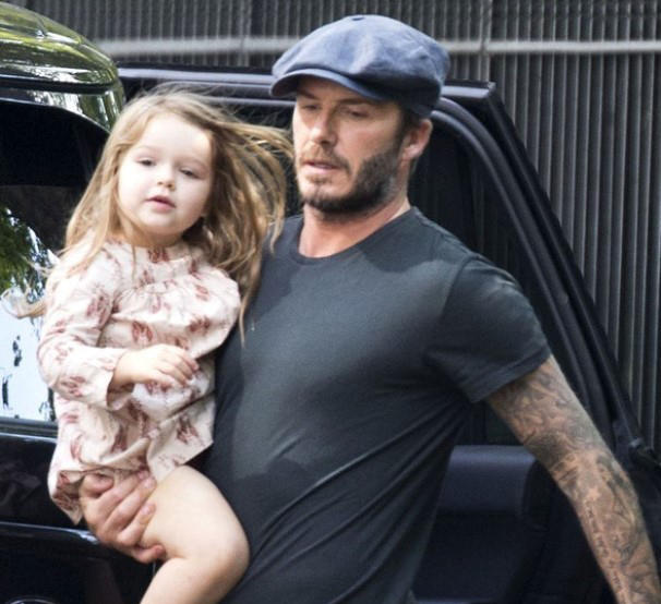 小七哈帕長(zhǎng)發(fā)及腰 小貝單臂抱女成新國(guó)民岳父（組圖）