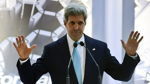 美國國務(wù)卿克里稱斯諾登應(yīng)該男人一點