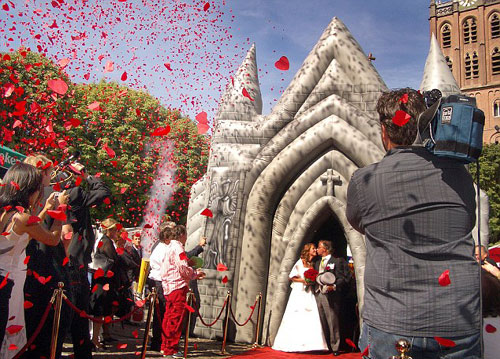去充氣教堂舉行婚禮吧(組圖)
