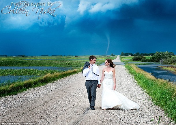 極致浪漫:新人頂著龍卷風拍婚紗照(組圖)