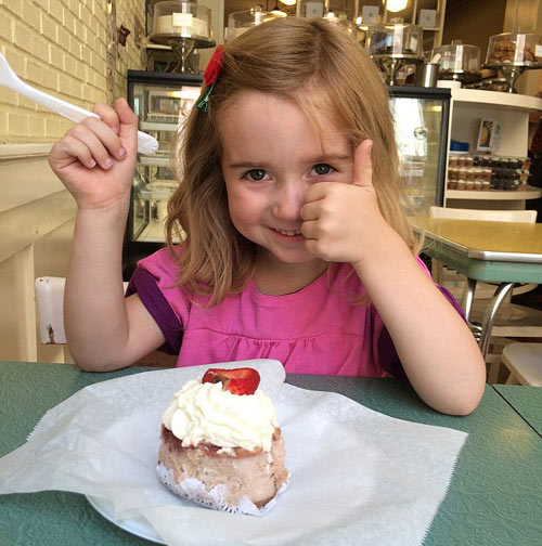 四歲可愛小女孩市政廳亮招牌求當花童(組圖)