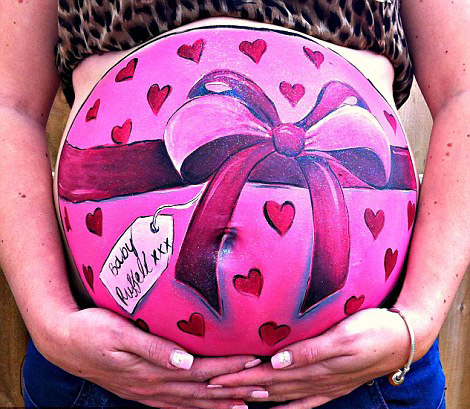 英藝術(shù)家孕婦肚皮上涂鴉紀念美好過程（組圖）