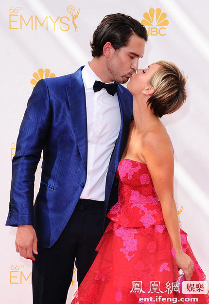 第66屆艾美獎(jiǎng)紅毯秀 眾星華服傍身星光熠熠（組圖）