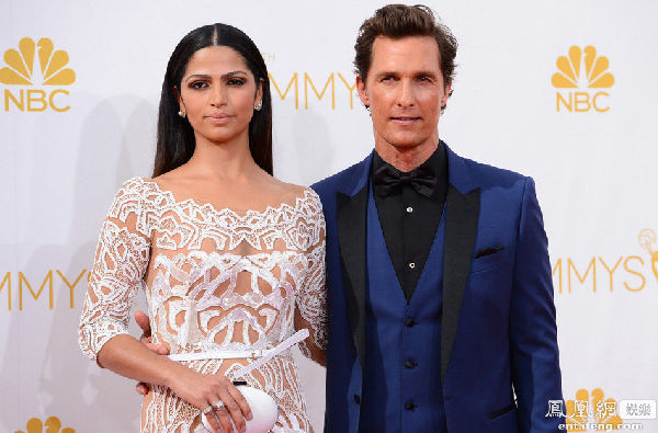 第66屆艾美獎(jiǎng)紅毯秀 眾星華服傍身星光熠熠（組圖）