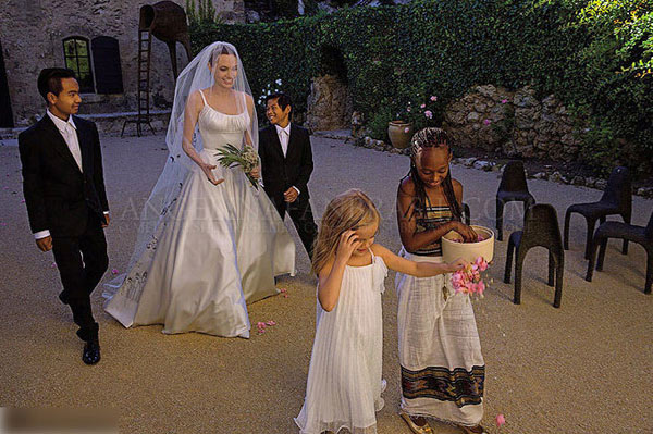 朱莉皮特大婚現(xiàn)場(chǎng)圖曝光　一家八口親密合影（組圖）