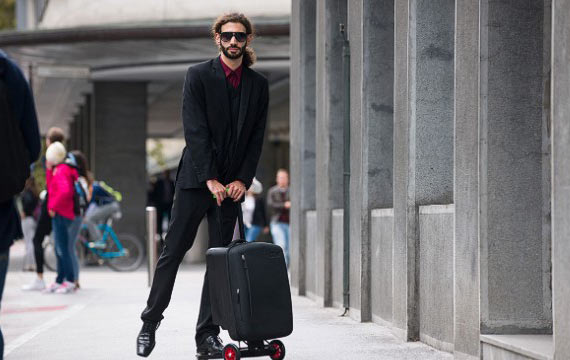 趕飛機(jī)神器：滑板車行李箱