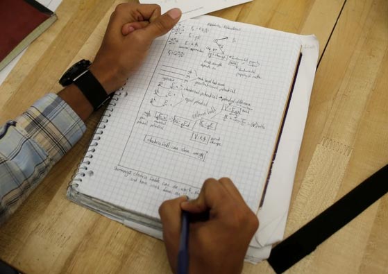 美國(guó)教師扮學(xué)生2天感慨當(dāng)學(xué)生不易