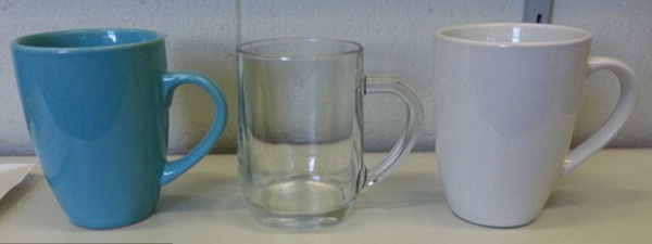 用藍色杯子喝咖啡味道更甜？