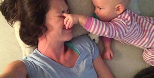 老媽別再睡了！ 女嬰出“奇招”弄醒沉睡母親