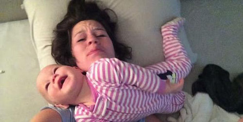 老媽別再睡了！ 女嬰出“奇招”弄醒沉睡母親