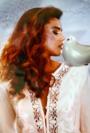 最高齡邦女郎莫妮卡·貝魯奇從未公開(kāi)的舊照