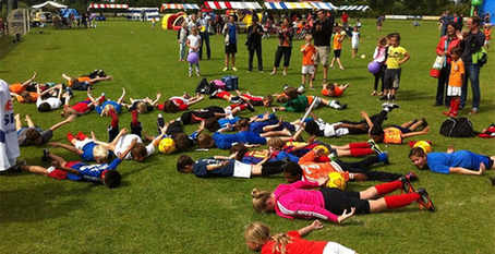 網(wǎng)友模仿飛翔的荷蘭隊(duì)長(zhǎng) “佩西式”走紅