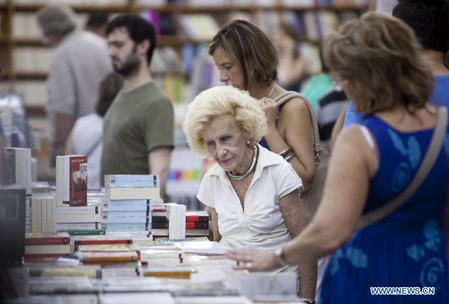 Residents visit a bookstore during the 6th Night of the Libraries event, in Buenos Aires, capital of Argentina, on Dec. 15, 2012. 6th Night of the Libraries event held in Buenos Aires