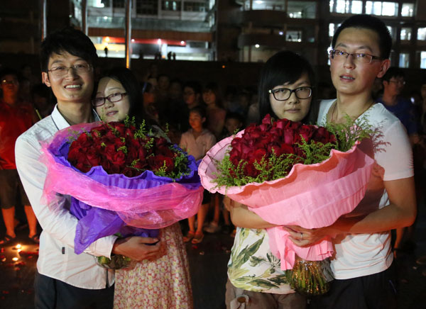 Four graduates pose for a photo during their engagement ceremony at the University of South China, June 6, 2013. Marry me as soon as we graduate