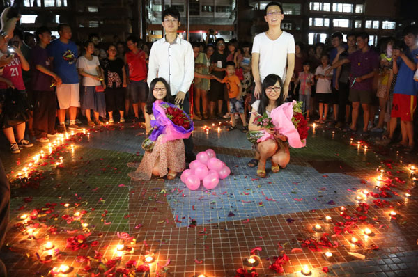 Four graduates hold an engagement ceremony at the University of South China, June 6, 2013. Marry me as soon as we graduate