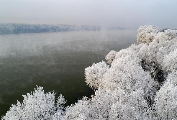 Rime scenery along Songhua River in Jilin