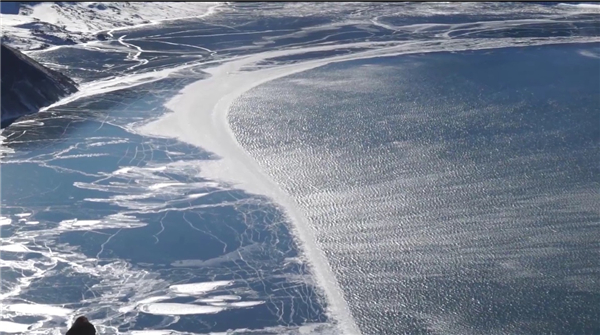 Scenic Tianchi Lake begins to freeze