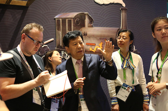 美國代表團一行來中國館調研