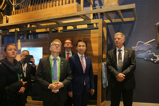 芬蘭農(nóng)業(yè)部部長一行參觀中國館:小故事 大意義!