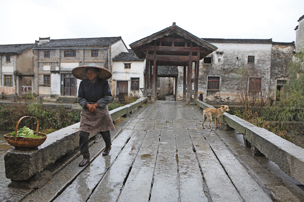 Built in Yuan Dynasty, Huanxiu Bridge is the oldest of its kind in Huizhou, Anhui province. This photo was taken in 2010 before it was destroyed. Bridging hope and history
