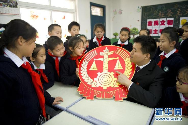 Anhui judges promote knowledge of Constitution to students
