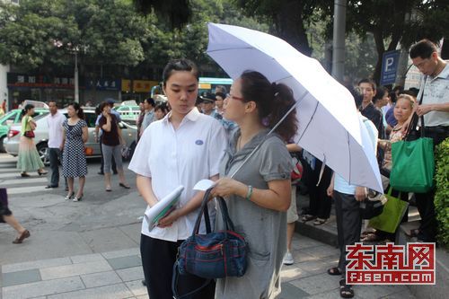 2011年福建高考首日　有人遲到有人警車接送(圖)