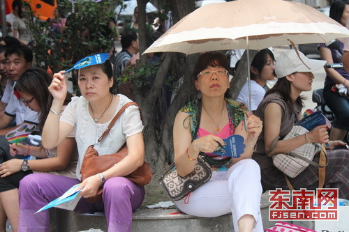 2011年福建高考首日　有人遲到有人警車接送(圖)