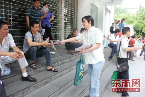 2011年福建高考首日　有人遲到有人警車接送(圖)