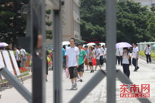 2011年福建高考首日　有人遲到有人警車接送(圖)