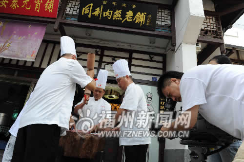 央視《走遍中國》駕機開拍福州小吃