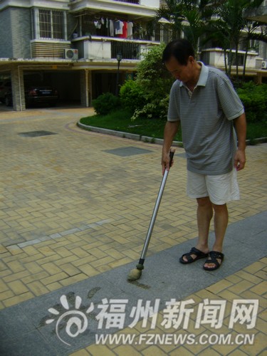康城小區(qū)有個(gè)“地書達(dá)人”　用棍在地上揮毫潑墨