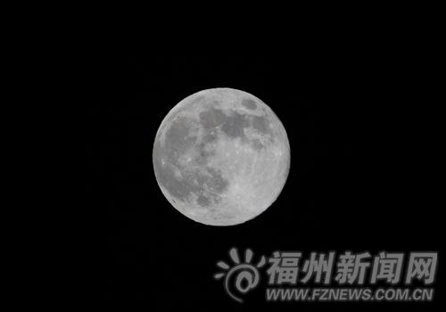 中秋榕城市民通過(guò)望遠(yuǎn)鏡賞月　月華籠罩如夢(mèng)似幻