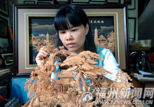 老字號軟木畫：紅袖揮刀琢木　“畫”盡閩都古韻