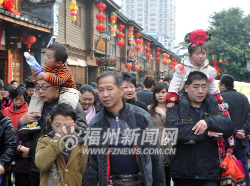 榕市民擠爆三坊七巷　難得好天氣抓住“年尾巴”