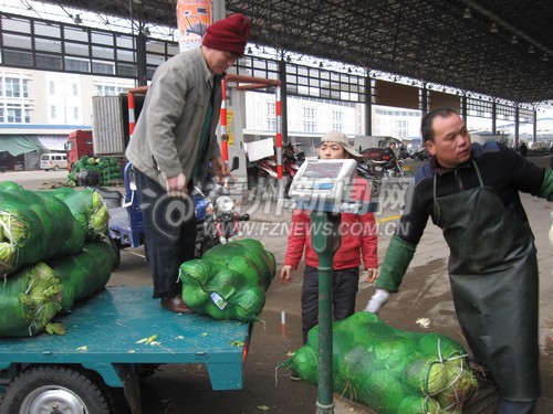 海峽蔬菜批發(fā)市場百余種蔬菜日交易可達近2000噸