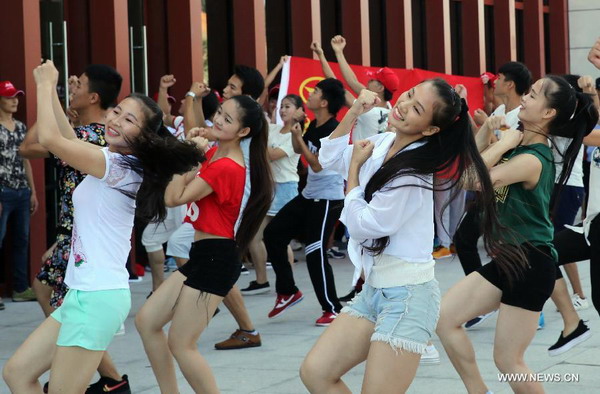 Flash mob celebrates one-month anniv. of Hefei-Fuzhou high-speed rail operation