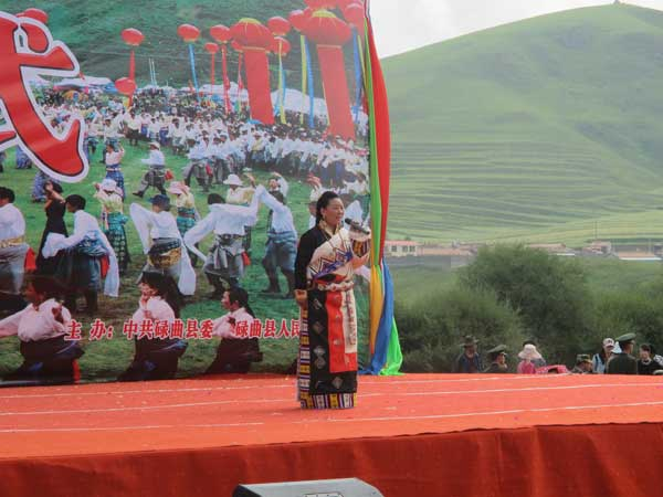 A folk singer sings an ode during the opening ceremony of the Second Luqu Guozhuang Dance Contest on Aug 6, 2013. A waltz of joy as dance festival steps into town