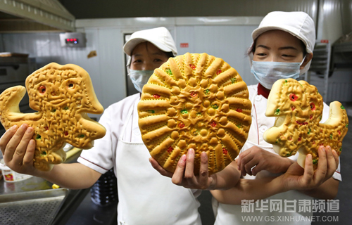 Mooncakes getting more decorative