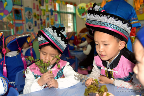 Children get stuck into sticky rice cakes