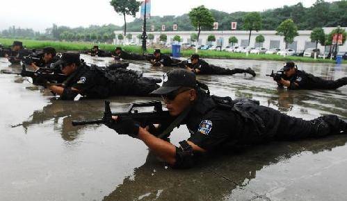 Students & parents visit Xiangfan special police detachment on opening day