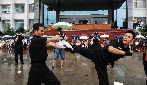 Students & parents visit Xiangfan special police detachment on opening day