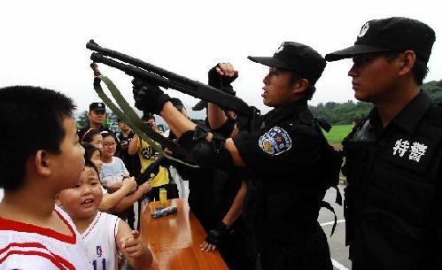 Students & parents visit Xiangfan special police detachment on opening day