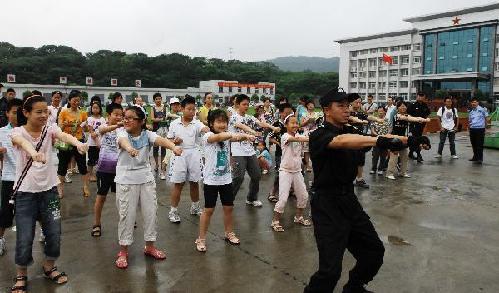 Students & parents visit Xiangfan special police detachment on opening day